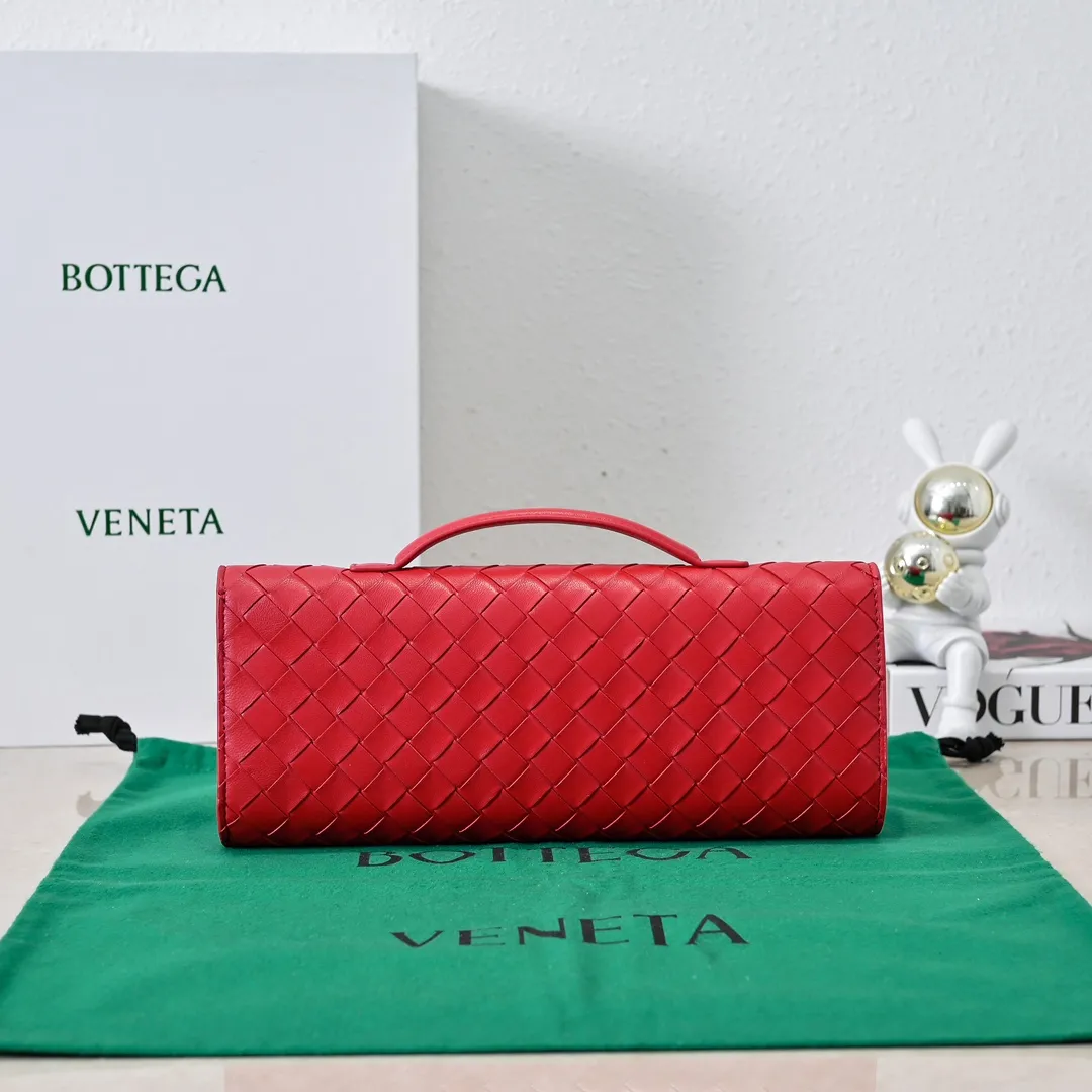The batch of 1360 BV Andiamo evening handbags has been heavily planted again~ The designer aesthetics in the era of economic downturn are back. I fall in love with it at first sight and can't put it down. It's so beautiful and full of aura. The shape and texture are very competitive. It's light in weight and has sufficient capacity. It's a must-have for fashionistas. It's suitable for many occasions, minimalist, high-end and light luxury. Model No.: 741511 Size: 31*13*3cm